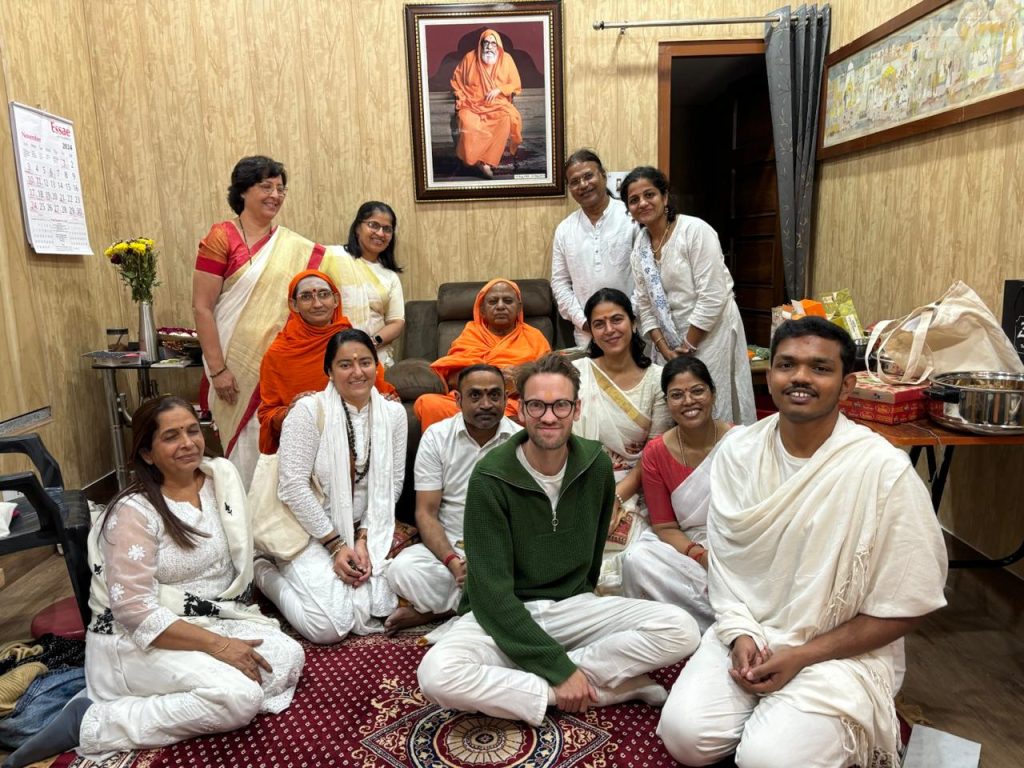 Sander met studenten en Swami Sakshatkrtananda